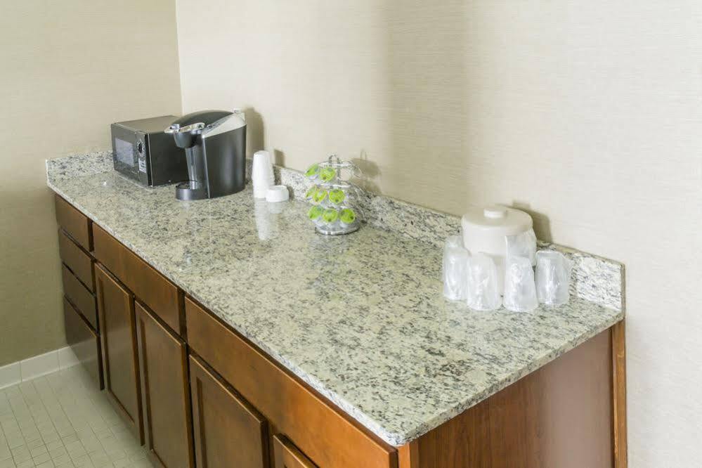 Holiday Inn Express Big Rapids By Ihg Eksteriør billede